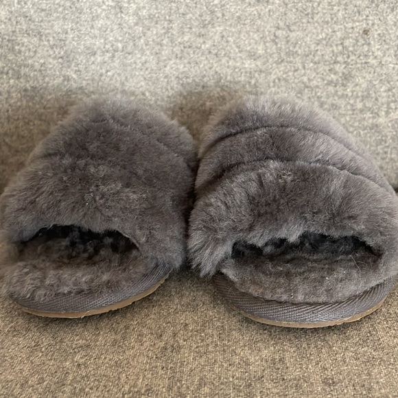 Uggs! Slipper shoes. Toddler size 7 - Picture 4 of 4